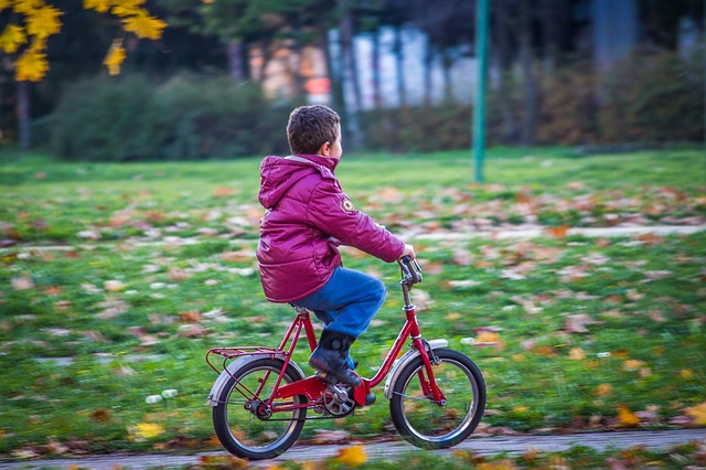 dziecko jadące na rowerze