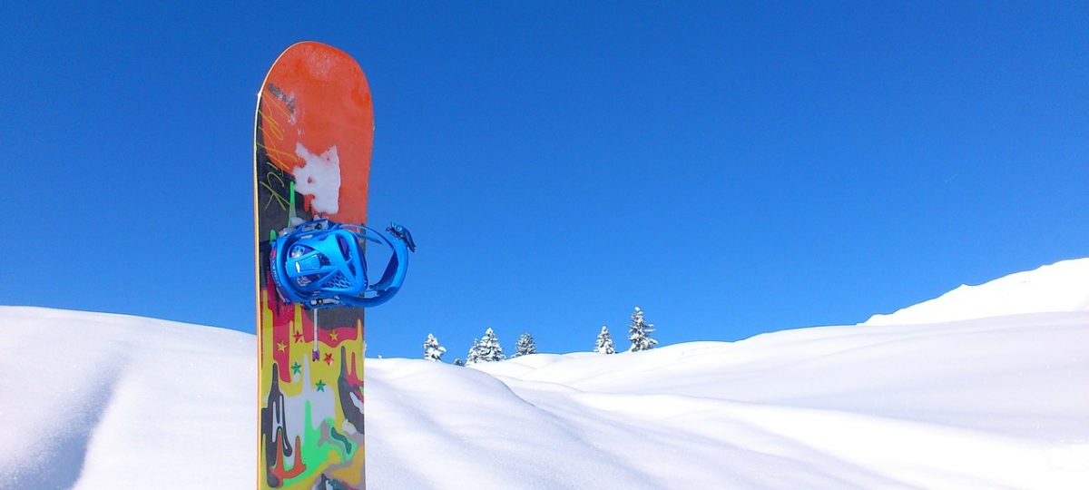 deska snowboardowa w śniegu