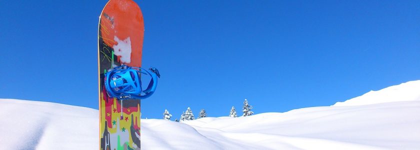 deska snowboardowa w śniegu