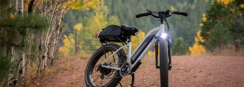 rower z włączonym światłem